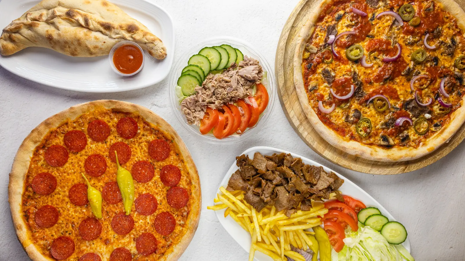 Pizza, calzone, sallad och kebabtallrik från Pizza Express City